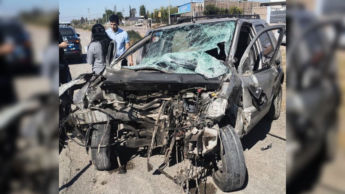 Fuerte accidente en Guaymallén: chocó contra un camión estacionado, volcó y terminó hospitalizada