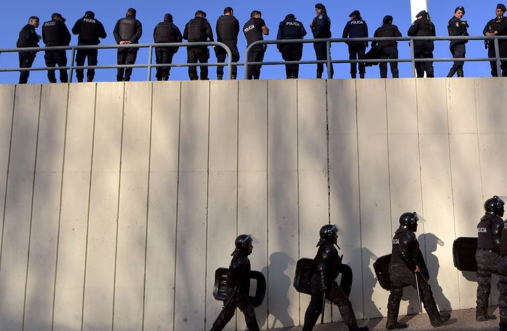 Policía InfanteríaLa policía se retira del operativo policial en el estadio Malvinas ArgentinasFoto: Orlando Pelichotti / Los Andes