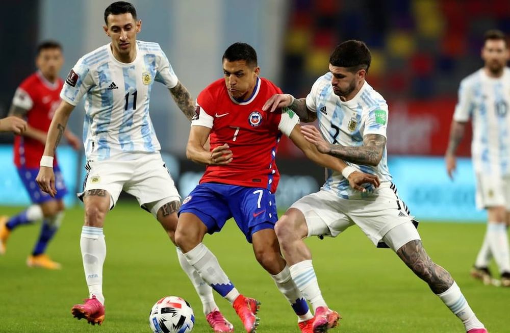 Alexis Sánches durante el duelo de eliminatorias ante Argentina (AP)