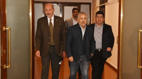 El gobernador ingresando al salón para firmar el acuerdo.