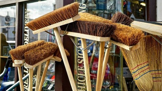 si tenes palos de escoba, no los descartes, tenes un tesoro en casa: dos formas de aprovecharlo