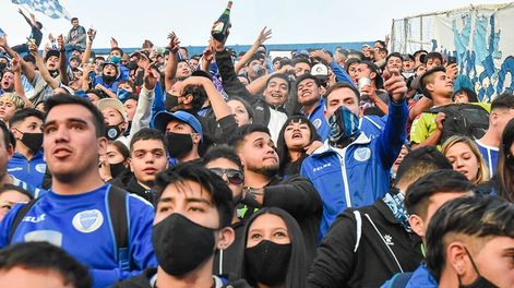 Miles de hinchas de Godoy Cruz coparon el estadio Feliciano Gambarte para festejar los 100 años del Tomba a pesar de las restricciones por la pandemia.