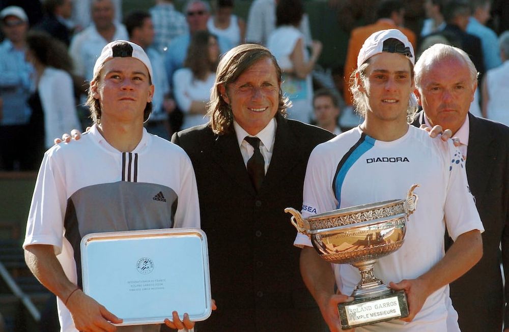 Guillero Coria, Guillermo Vilas y Gastón Gaudio, en la final inovlidable de Roland Garros 2004. / Gentileza.