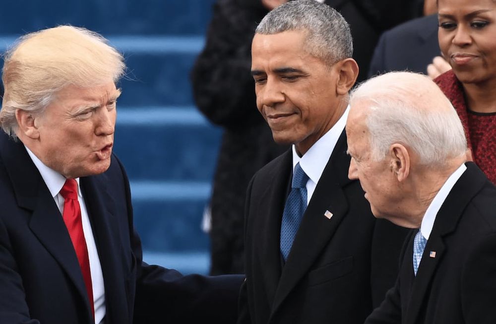 En una imagen de archivo, los expresidentes Donald Trump y Barack Obama junto al presidente Joe Biden.