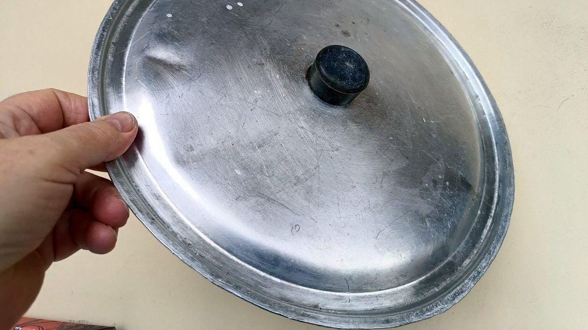 Las tapas de ollas viejas no las tires, tenés un tesoro en casa: dos formas de aprovecharlas