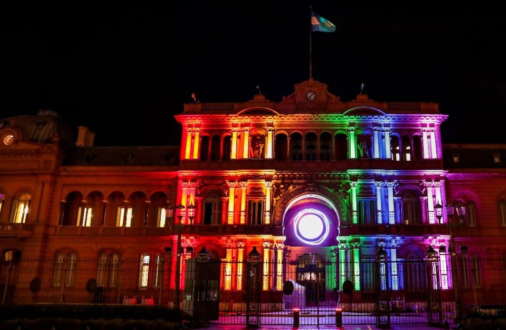 La Casa Rosada se iluminó con los colores de la bandera LGBTQI+ por el décimo aniversario de la aprobación de la Ley del Matrimonio Igualitario.