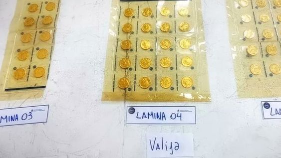 Detuvieron en el aeropuerto de Ezeiza a una mujer que iba a tomar un vuelo a Miami con seis kilos de monedas de oro. Foto: Policía De Seguridad Aeroportuaria