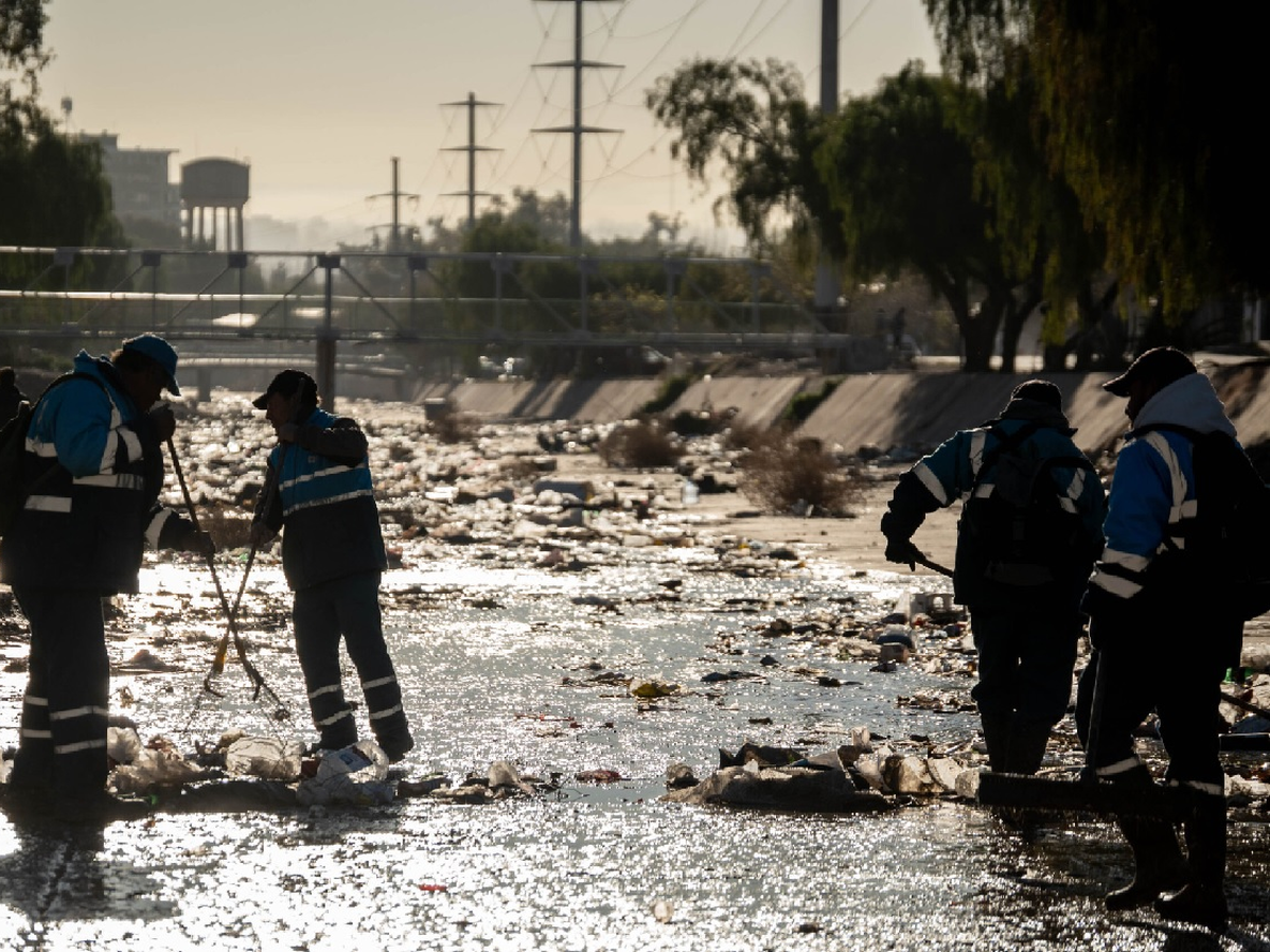 En cada operativo mensual de limpieza del canal Papagayos suelen retirarse 120 toneladas de basura.