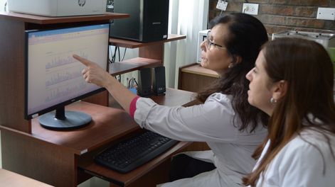 Investigadores del Laboratorio de Biología Tumoral del Instituto de Medicina y Biología Experimental de Cuyo (IMBECU, Conicet-UNCuyo), se han dedicado durante años a estudiar mutaciones en cáncer hereditario. Las investigadoras Analía Redondo y Laura Vargas Roig. Foto: Gentileza Conicet