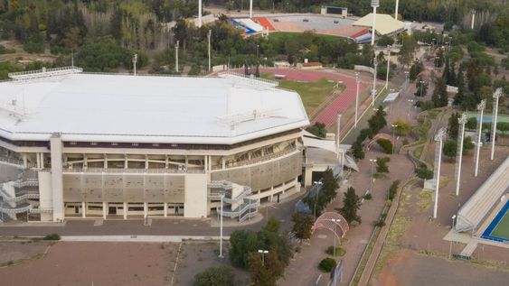 Estadio cubierto. Es el verdadero “elefante blanco” de la provincia. Casi no se ha usado desde que se inauguró y en el Gobierno reconocen que construirlo no fue un acierto. Foto: Ignacio Blanco / Los Andes.