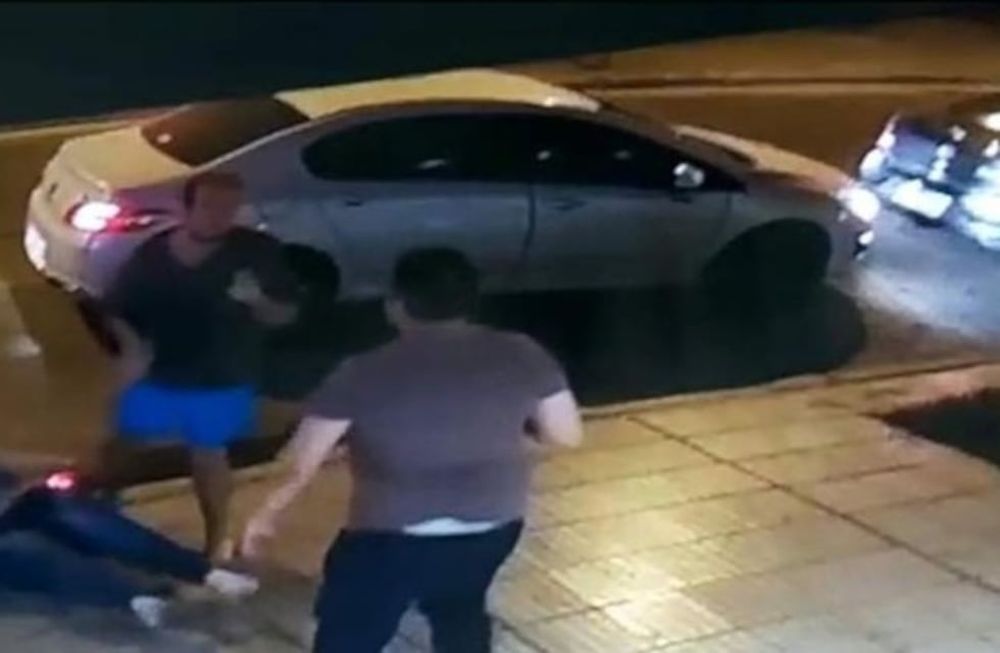 El hombre inició la pelea por una supuesta infidelidad. La esposa del agredido intentó frenar la discución, pero el fiscal la empujó provocando su caída.
