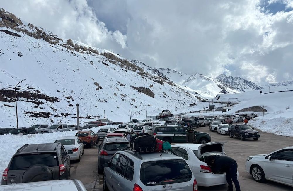 Después de tres días cerrado, el paso Cristo Redentor volvió a abrir y se formaron largas filas de autos para cruzar a Chile. Prensa Gendarmería