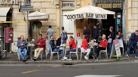 Los bares de Roma, con mesas en las veredas, comenzaron a llenarse nuevamente después de sufrir una caída abrupta de la actividad por la pandemia de Covid-19.
