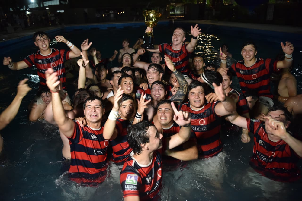 Rugby. El piletazo tradicional para refrescarse después de un partido intenso en las calientes tierras tucumanas.
