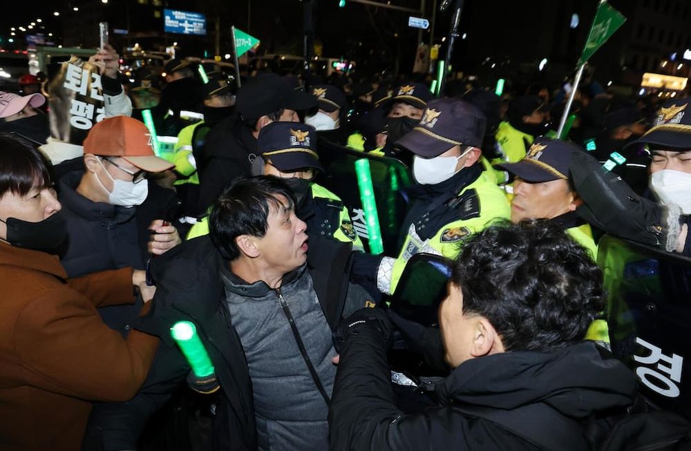Los manifestantes chocan con agentes de policía durante una protesta frente a la Asamblea Nacional después de que el presidente surcoreano, Yoon Suk Yeol, declarara la ley marcial en Seúl, Corea del Sur. Foto: EFE/EPA/HAN MYUNG-GU