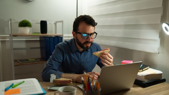 Casi la mitad de los trabajadores (41,5%) almuerza en su escritorio o puesto de trabajo.