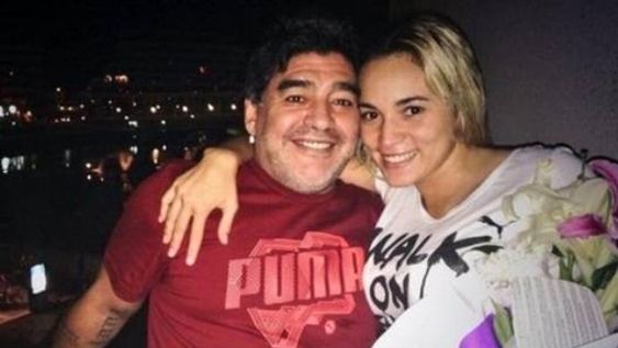 Rocío Oliva se muestra en Twitter junto a Maradona