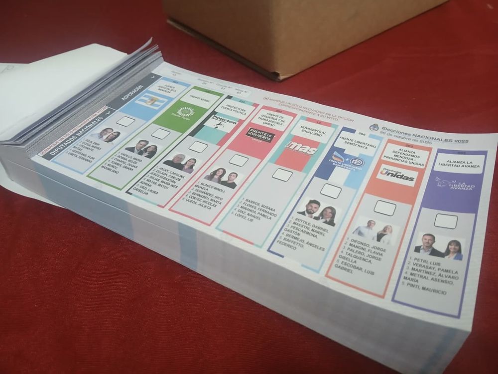 El modelo de la Boleta Única Electoral nacional. Es de color celeste. 