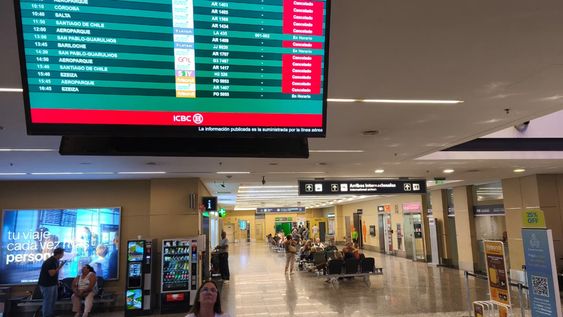 Controladores aéreos anunciaron un paro escalonado para la semana próxima