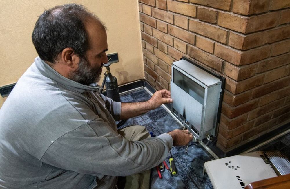 Los últimos años, y en particular este, se observa un incremento de intoxicaciones. Se recomienda una revisión anual de los equipos y ventilación de los ambinetes.Gasista Jorge Garcia. Foto: Ignacio Blanco / Blanco