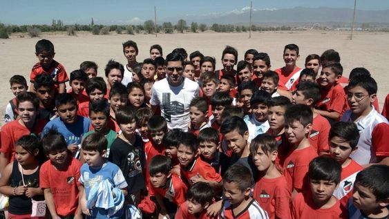 Los chicos de Maipú y un reconocimiento a Enzo Pérez