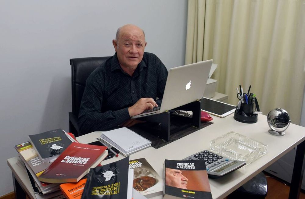 Roberto Suárez, escritor y periodista, acaba de presentar su libro Crónicas de una pasión insaciable.Foto: Orlando Pelichotti / Los Andes