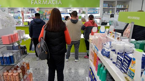 La invación de chilenos también se ha trasladado a las farmcias de Mendoza. - Foto: Orlando Pelichotti / Los Andes