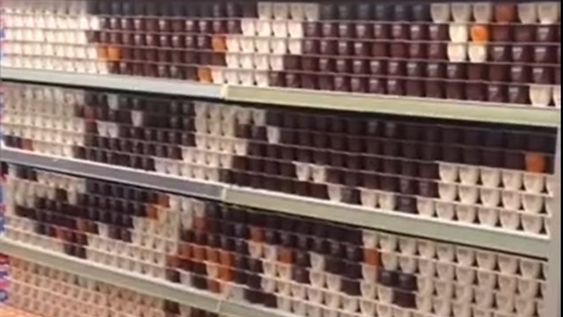 En un reconocido supermercado francés de Ushuaia realizaron esta interesante obra de arte con el famoso alimento “Danette” en homenaje a las Islas apropiadas por el Gobierno Británico.