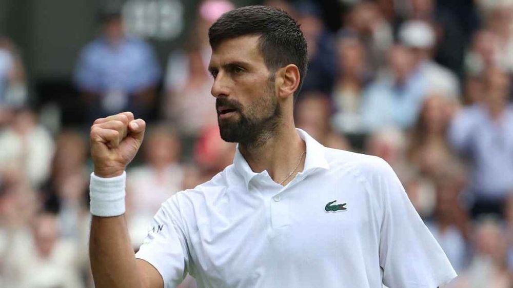 TENIS. Con Federer en el palco real, Djokovic ganó un partidazo y acecha su récord en Wimbledon.&nbsp;