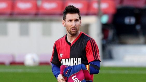 Messi con la camiseta del Barcelona cuando le rindió un homenaje a Diego Maradona. / Gentileza.