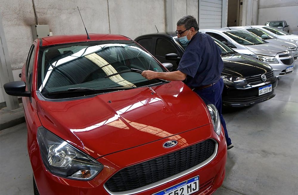 Ante la escasa disponibilidad de vehículos cero kilómetro, muchos se inclinan por la entrega inmediata que ofrecen los usados. Foto: Orlando Pelichotti / Los Andes