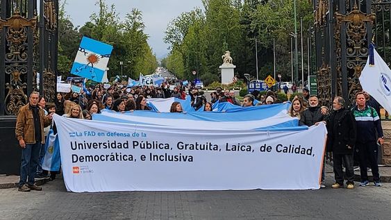Estudiantes y docentes de la Universidad Nacional de Cuyo reclamaron por la continuidad de la educación pública. Foto: Área de Comunicación Institucional FCPyS