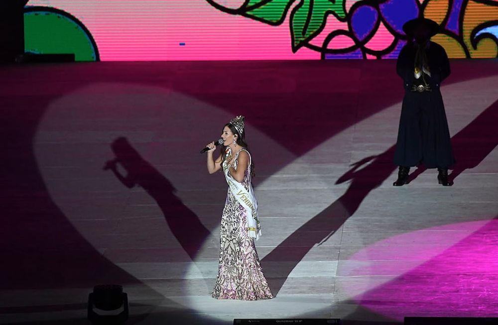 Mayra Tous interpretó Canto a Mendoza en la apertura de Vendimia 2022 (Marcelo Rolland / Los Andes)