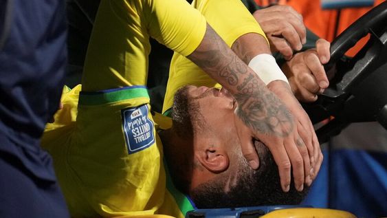 La lesión deja a Neymar afuera del resto de la temporada. (AP)