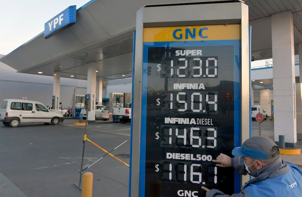 Los combustibles premium acumulan incrementos por encima del 40%.  Foto: Orlando Pelichotti / Los Andes