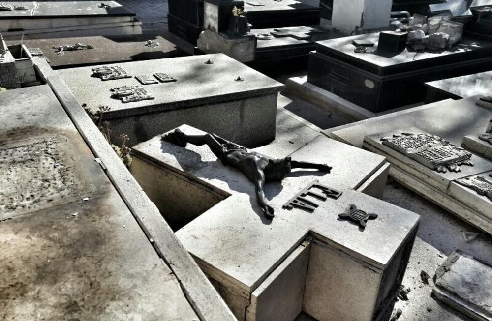 Rompió 17 tumbas en el cementerio de Capital gritando que era el hijo del Gaucho Cubillos