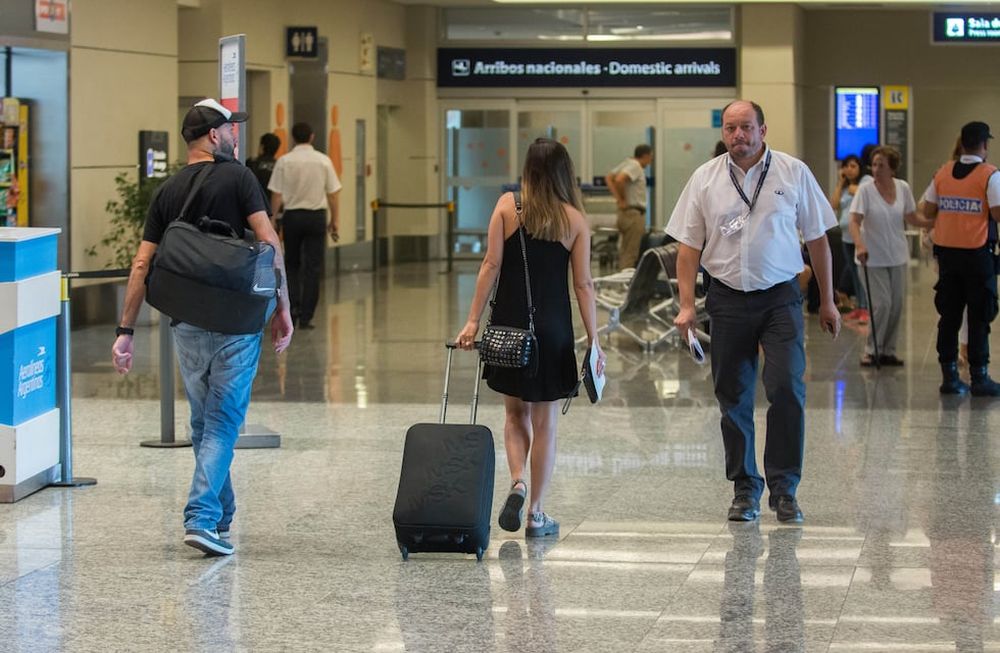 Al menos dos vuelos cancelados en Mendoza por los problemas de Aerolíneas