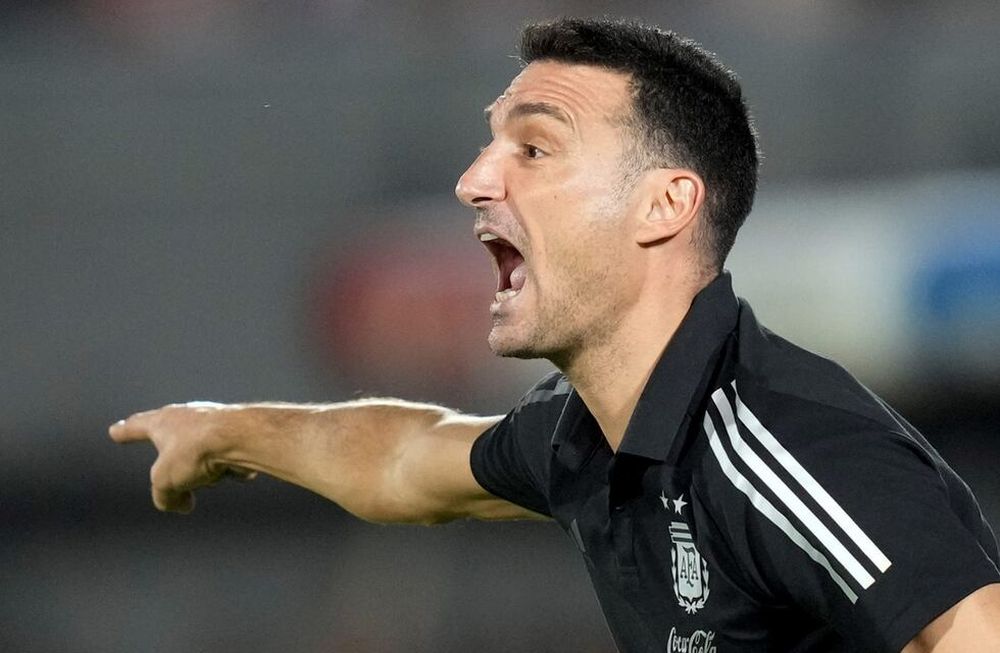 Lionel Scaloni, el DT de la selección argentina, armó un equipo que no gustó pero que sumó y se acerca a la clasificación para el Mundial de Catar. (AP)