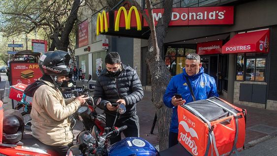 A pesar del aumento que lograron tras una protesta meses atrás, los deliveries afirman que la inflación y la menor cantidad de pedidos disminuyen su recaudación. Foto: Ignacio Blanco / Los Andes