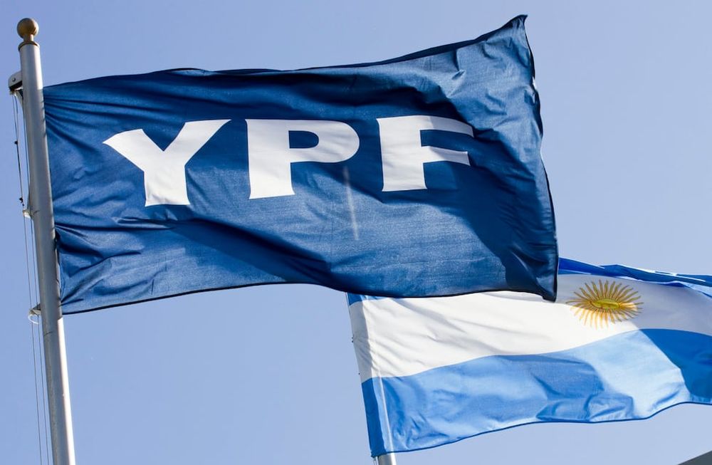 La jueza analiza si se embargan los activos de YPF y del BCRA.