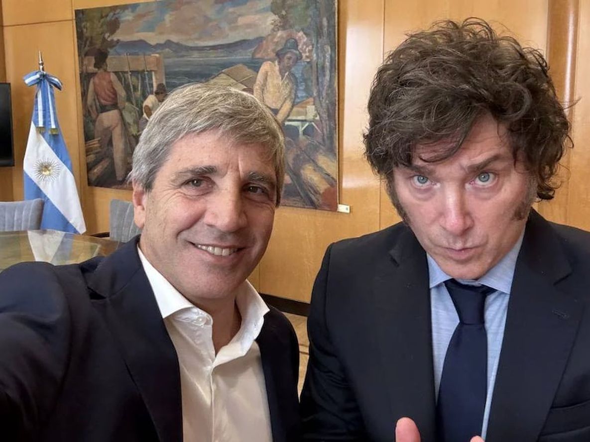 El presidente Javier Milei, junto con el ministro de Economía, Luis Caputo
