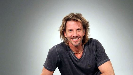 Facundo Arana sale a tocar y vuelve a la tevé