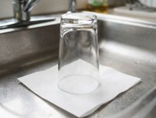 Poner un vaso con una servilleta sobre la boca de la pileta de cocina puede ser muy útil si te vas de vacaciones.&nbsp;