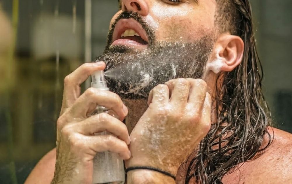 La mezcla de agua tibia y sal solo debe utilizarse antes de la ducha para evitar la resequedad del vello.