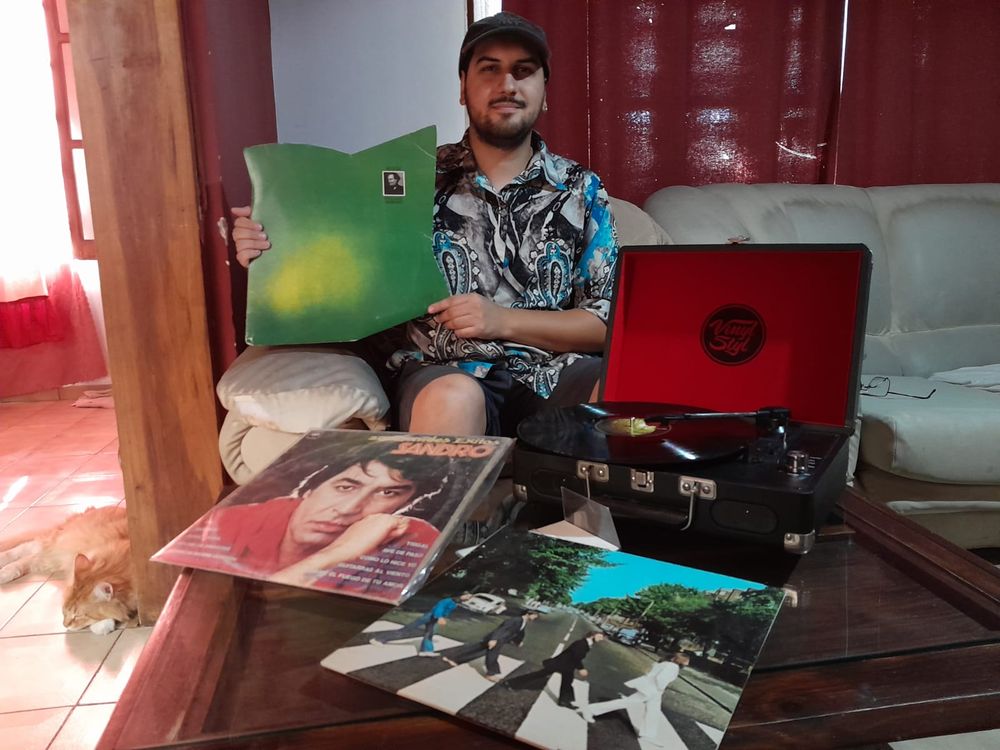 Moisés Britos tiene 27 años y colecciona discos de vinilo. 