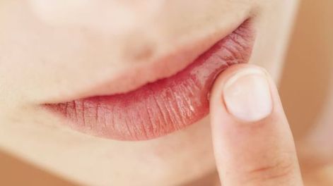 Acabar con el problema de los labios resecos y agrietados desde casa es posible y muy fácil de incorporar en nuestra rutina diaria