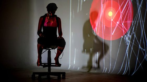 Performance artística en la que se utiliza el dispositivo WIMUMO para medir biopotenciales y  generar imágenes que responden a los latidos del corazón y movimientos musculares.