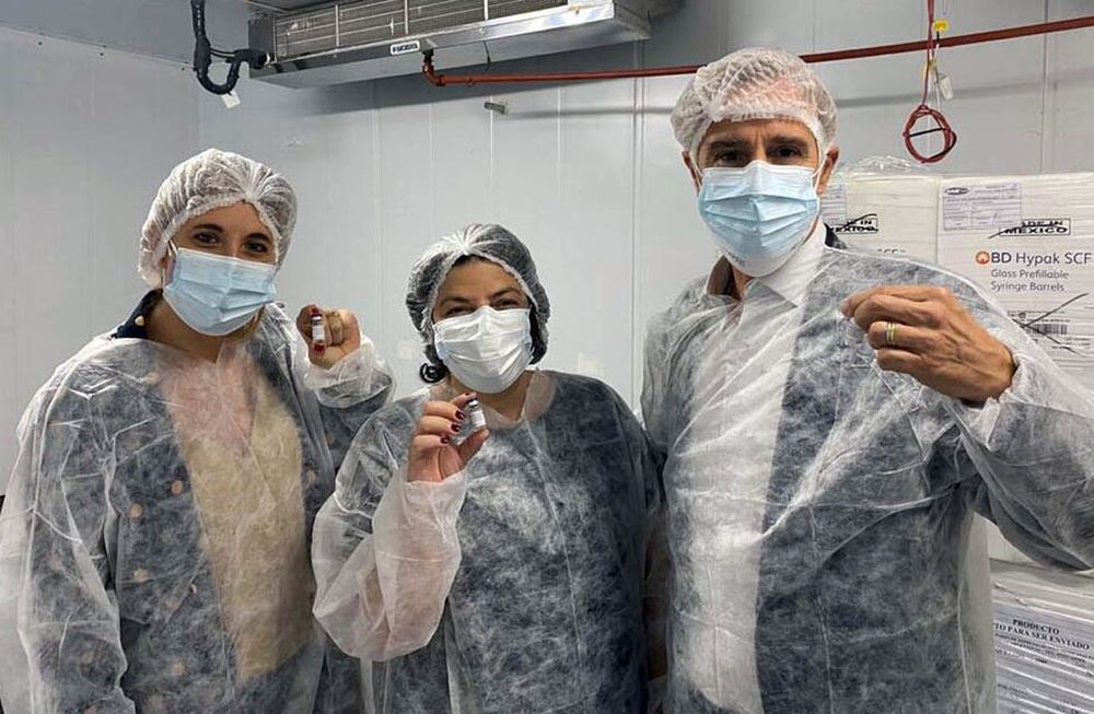 La ministra de Salud, Carla Vizzotti (c.), junto a la asesora presidencial, Cecilia Nicolini (i.) y el presidente de Laboratorios Richmond, Marcelo Figueiras