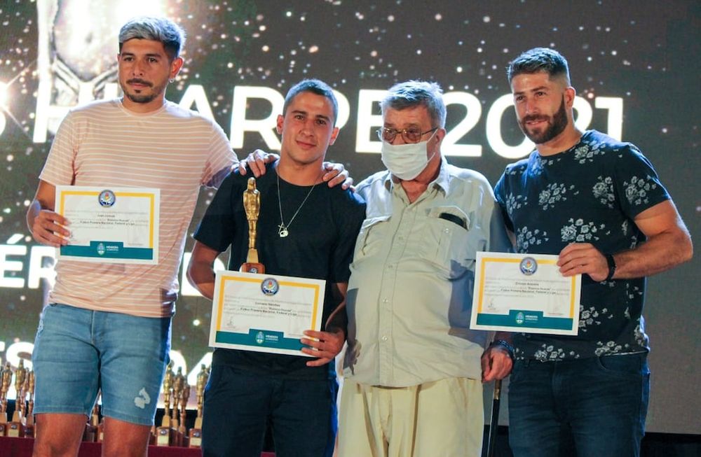 Cheche Sánchez, premiado con el Huarpe, el cual lo entregó el experimentado y de larga trayectoria en el periodismo deportivo, Juanjo Martínez.