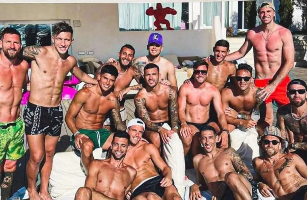 Varios jugadores del plantel de la Selección Argentina se juntaron en las Islas Baleares para celebrar el cumpleaños de Leandro Paredes. / Gentileza.